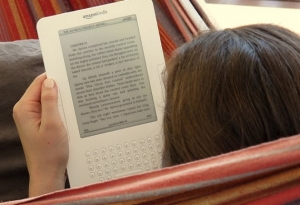 Mujer leyendo un Kindle